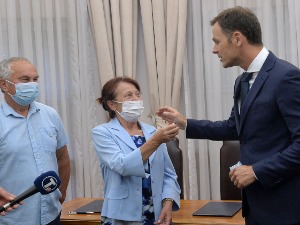 Потписан уговор са добитницом стана у наградној игри "Узми рачун и победи 2020“