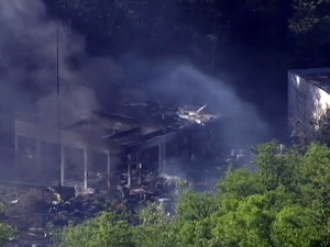 Гасе се тињајућа места у фабрици "Слобода" у Чачку, хеликоптери бацили 110.000 литара воде 