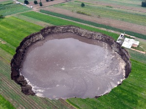 Отворила се земља у Мексику – рупа која се стално шири  прети да прогута кућу