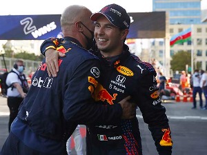 Серхио Перес први у Бакуу, инцидент и одустајање Ферстапена у финишу трке