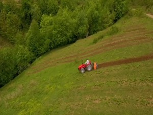 RTS :: Povratak Šalipurovića i novi traktor nada da će se vratiti život u  Zabrdnje Toce
