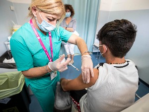 Хоће ли почети вакцинацијa деце од 12 до 16 година у Србији – какав је став струке