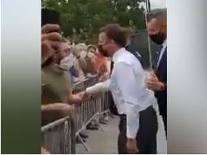 Макрон добио шамар 