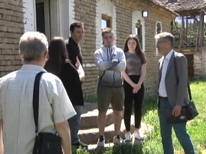 Тамара у тешким условима одржава цело домаћинство, брине о браћи и ученик је за пример