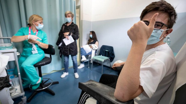 Храна, пиће, ди-џеј и вакцина – имунизација младих у Италији и током ноћи