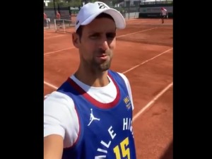 Од Џокера за Џокера - Ђоковић у дресу Денвера послао поруку Јокићу 