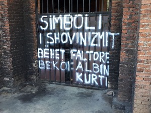 Нови графит на вратима Храма Христа Спаса у Приштини 