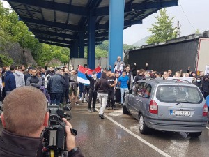 Два српска аутобуса неколико сати на Јарињу, косовска полиција не дозвољава прелаз 