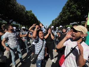 Сукоб демонстраната и полиције на протестима у Тунису