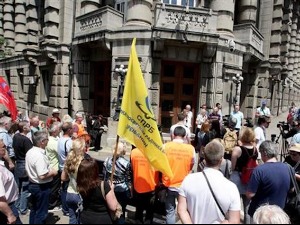 Протест просветара испред Владе – траже смањење броја ученика у одељењима