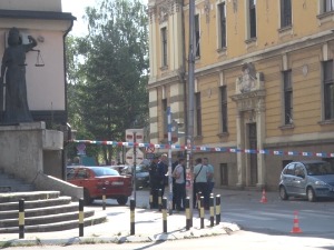 Пуцао у бившу супругу у центру Прокупља, па покушао да се убије