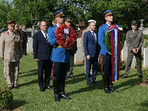 Министри Стефановић и Волас одали пошту браниоцима Београда