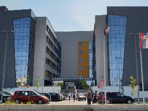 Преминуо мушкарац који је пуцао у бившу супругу па у себе