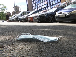 За медицински отпад процедура јасна, више брину бачене маске поред пута – чија је то брига