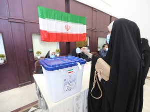 Иран бира председника – фаворит савезник Алија Хамнеија