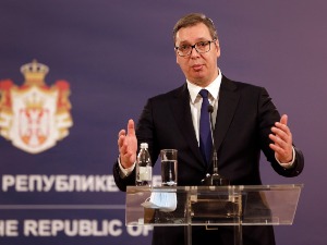 Вучић Србима у Црној Гори: Уз вас смо, главу горе