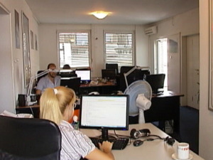 Има и огласа за професионалне спаваче и укротитеље великих змија – о чему се заправо ради