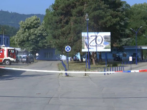 Под контролом пожар у кругу фабрике "Слобода", очекује се долазак деминера и хеликоптера Војске