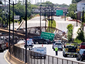 Пешачки мост се срушио на ауто-пут у Вашингтону