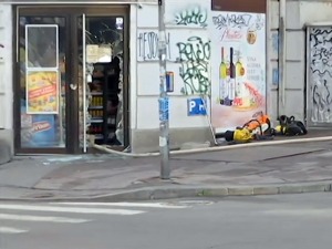 Локализован пожар у магацину маркета на углу Нушићеве и Косовске улице