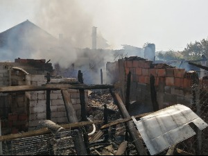 Локализован пожар у Грачаници –  изгорела кућа, оштећено и неколико помоћних објеката