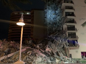 Срушила се дванаестоспратница на Флориди, има жртава