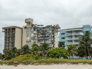 Бајден прогласио ванредно стање на Флориди, готово 100 људи се води као нестало у рушевинама зграде
