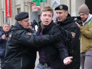 Белоруски опозициони новинар и његова девојка пребачани у кућни притвор