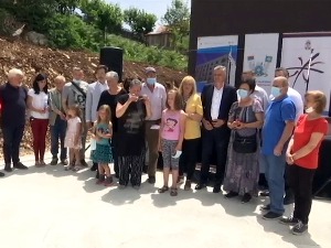 Кључеви станова уручени избеглим породицама из БиХ и Хрватске