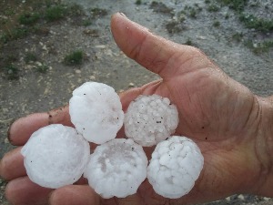 Невреме протутњало кроз Ивањицу, Ариље, Студеницу, Блаце, Лесковац - у неким крајевима падао град величине јајета
