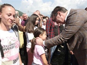 Председник у селу Буче посетио џамију и деветочлану породицу Љајић