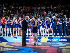 Дочек кошаркашица Србије на платоу испред Старог двора