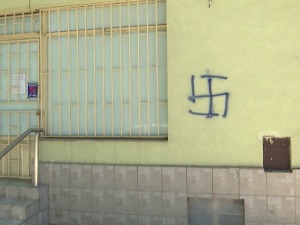 Нови Сад, кукасти крст исцртан на згради Муфтијства