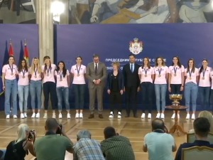 Вучић кошаркашицама: Хвала што сте шампионски трофеј донеле на Видовдан