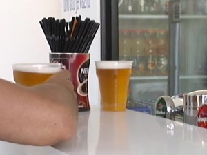 "Епидемија" опијања младих, продаја алкохола малолетнима упркос законској забрани