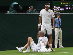 Манарино мучио Федерера, онда се оклизнуо и морао да преда због повреде