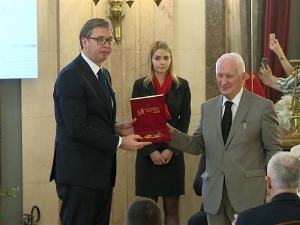 Вучић о плакети "Новости": Ово не доживљавам као лично признање, него као признање држави