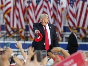 Трамп не одустаје, тим бившег председникa САД лансирао нову друштвену мрежу