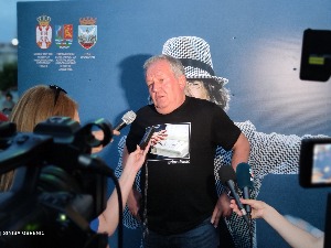 Широм затворених очију  	