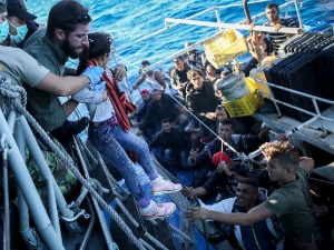 Трагедија код обале Туниса, најмање 43 мигранта се утопила