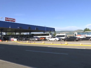 Појачан саобраћај на границама, возачима се саветује да користе алтернативне прелазе