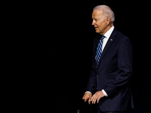 Припреме за постављање статуе Бајдену у околини Урошевца