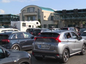 Појачан саобраћај на граничним прелазима, на Градини колона дуга 12 километара 