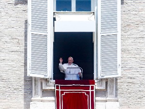 Оперисан папа Фрања