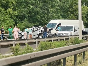 Ланчани судар на ауто-путу према аеродрому, повређена једна особа