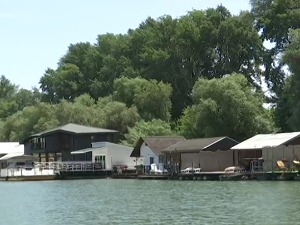 Све популарнији живот на реци – сплавови скупљи од викендица