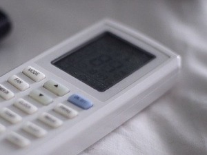 У већини канцеларија бије се битка око даљинског за климу – једни се жале, други је хвале