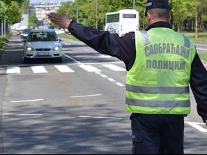 Возили под дејством алкохола, један више пута ударио полицајца