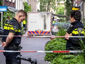 Познати холандски новинар рањен у пуцњави у Амстердаму