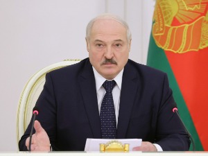 Лукашенко Западу: Нове санкције и путоваћете преко Северног пола